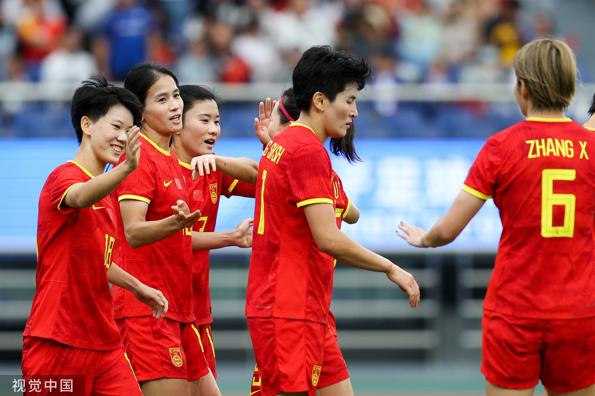 九游体育官方入口-中国女足队员团结协作，赢得关键比赛